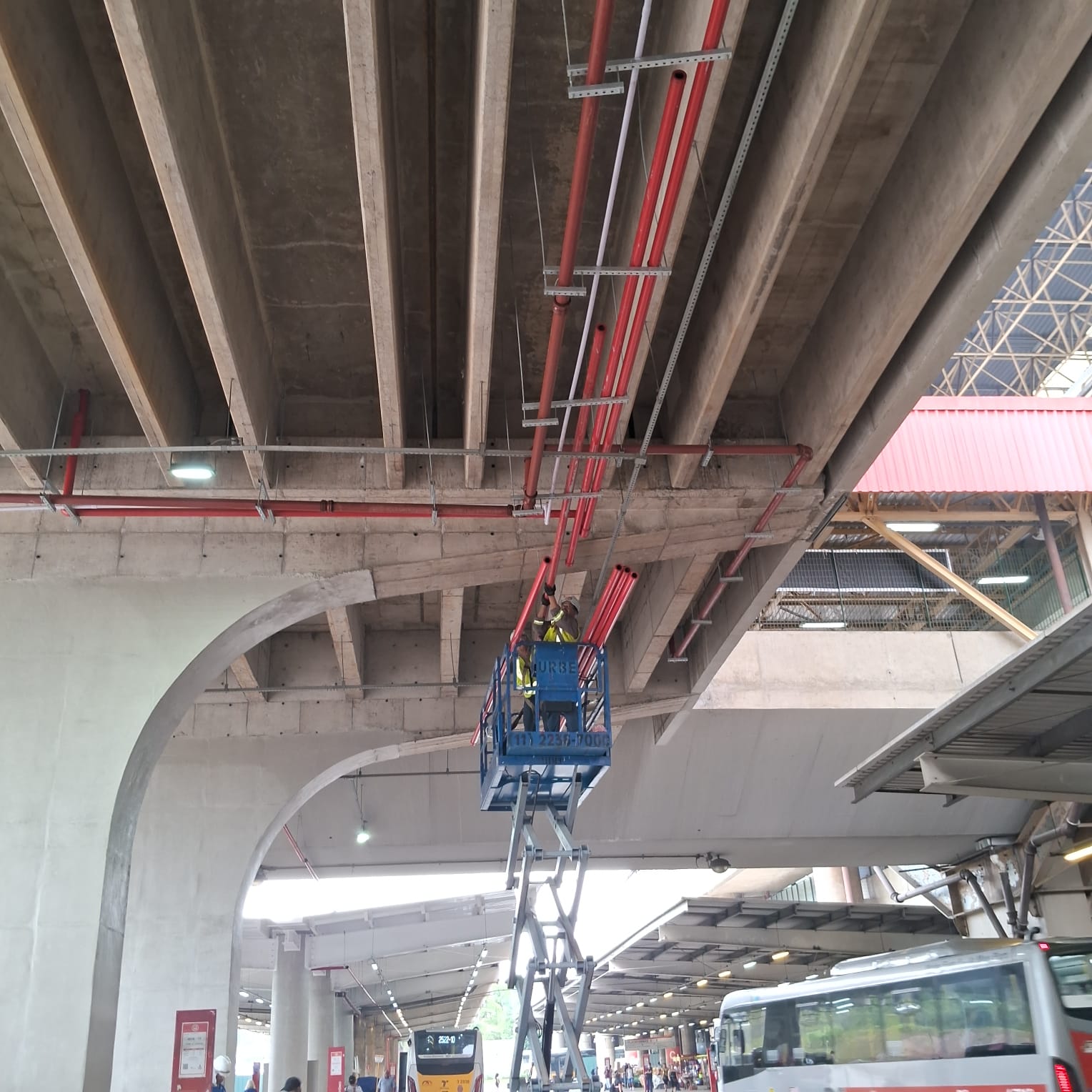 Tubulação aérea instalada em terminal urbano