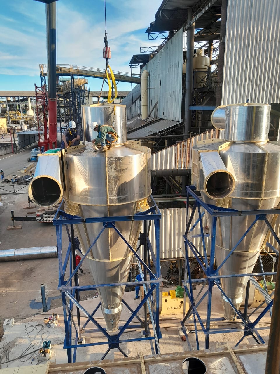 Tanques de inox instalados em indústria petroquímica