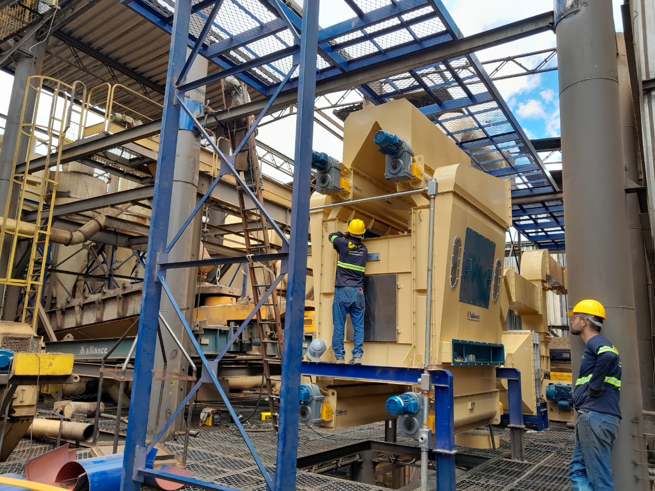 Equipe trabalhando em manutenção de planta industrial