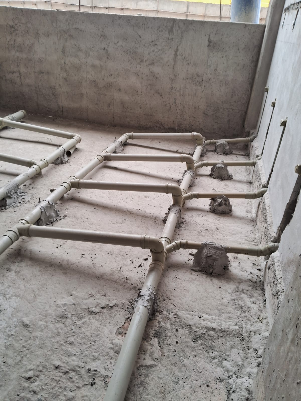 Tubulação hidráulica embutida no piso — Consórcio EESB Tamanduateí