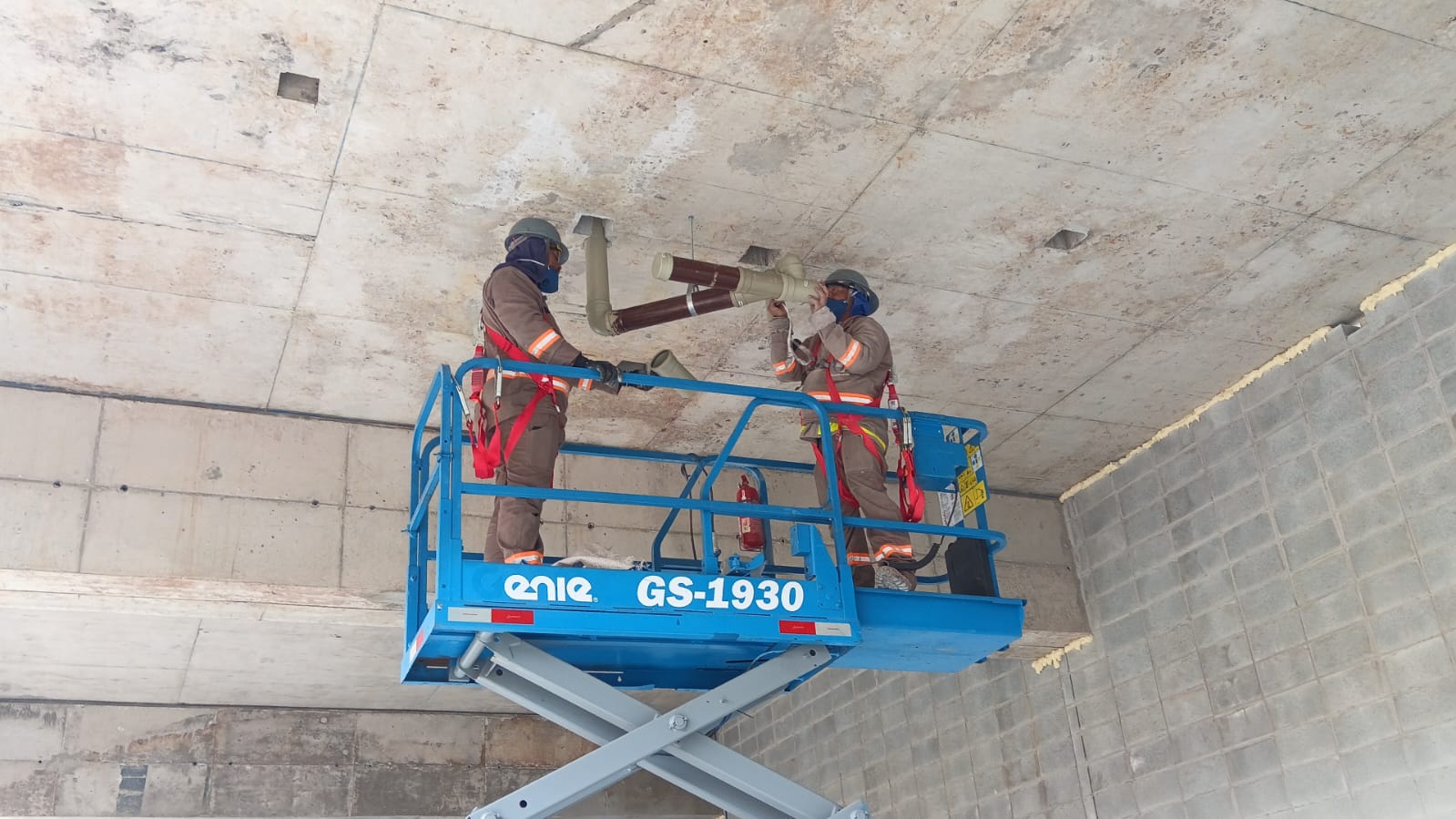 Solda de tubulação em área elevada — Consórcio EESB Tamanduateí