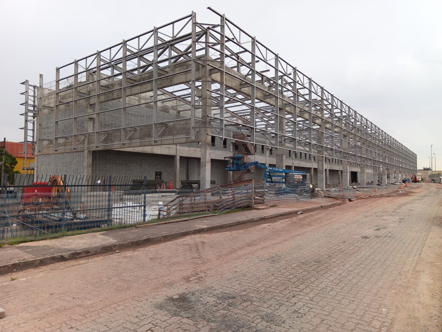 Fachada da estrutura metálica em montagem — Consórcio EESB Tamanduateí