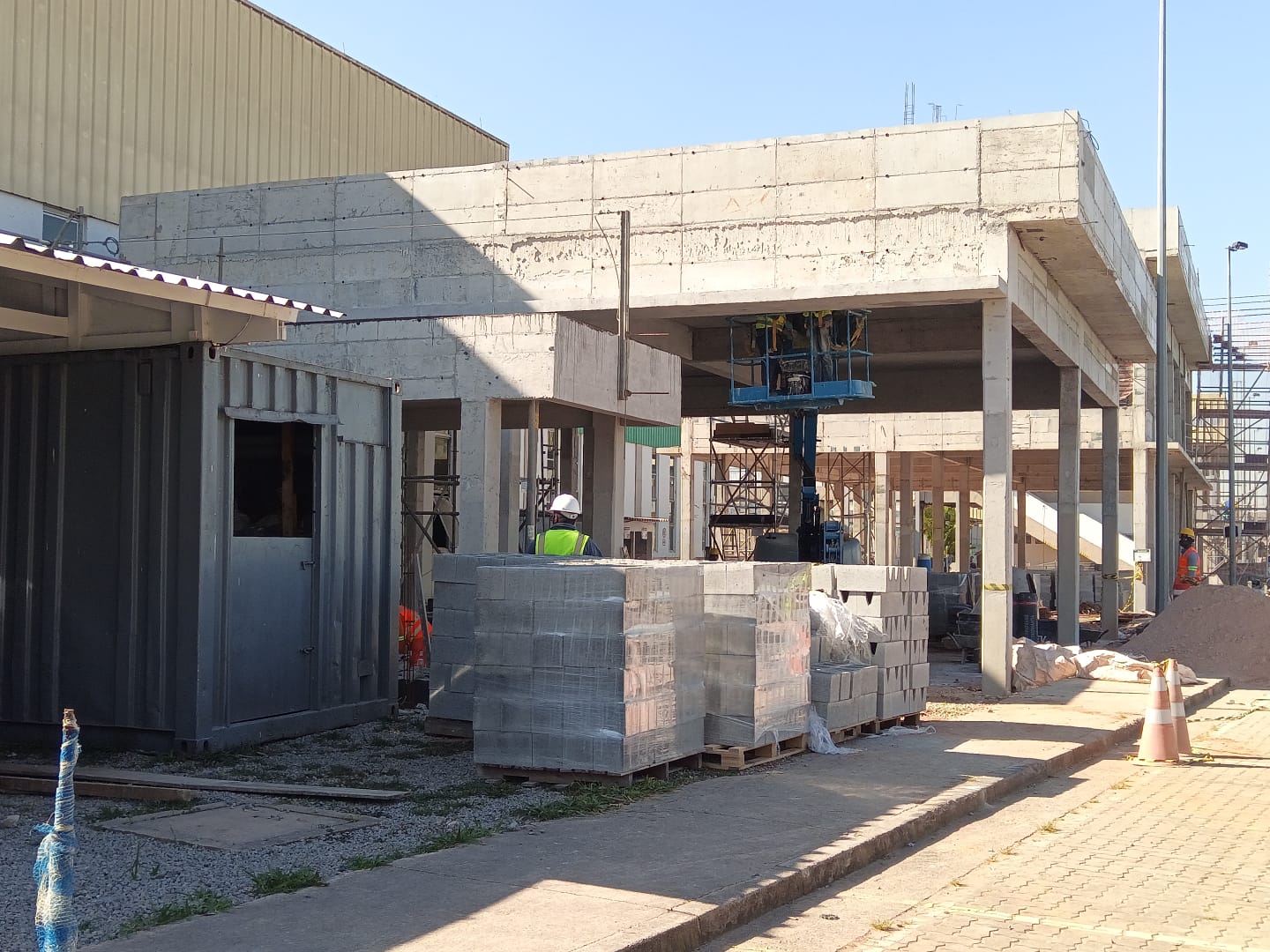 Canteiro de obras com estrutura em concreto — Consórcio EESB Tamanduateí