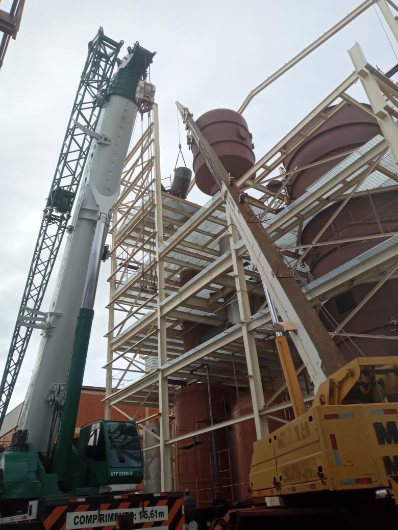 Içamento de equipamento com guindaste — KGM e Stemmil, obra Brejeiro